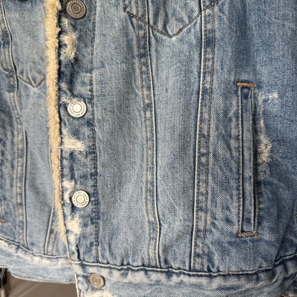 Lucky Brand Woman’s Sherpa Lined Denim Trucker Jacket - Picture 4 of 9